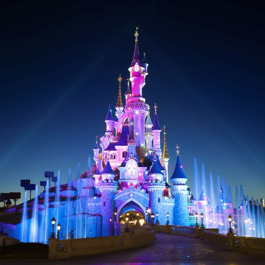 Disneyland Paris, château illuminé de nuit