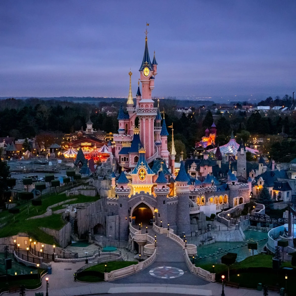 Disneyland Paris, vue du château au crépuscule