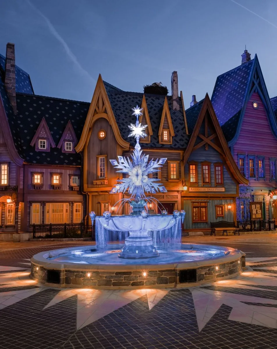 Disneyland Paris, décor et fontaine illuminée