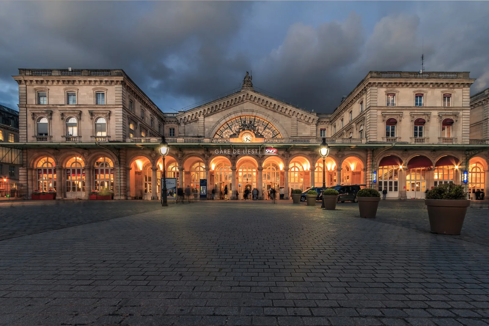 Gare de l'Est à Paris, façade illuminée