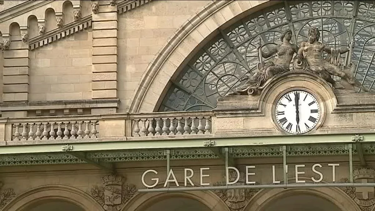 Gare de l'Est à Paris, horloge et enseigne