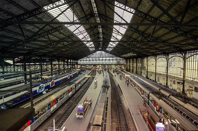 Gare Saint-Lazare à Paris, quais et grande halle